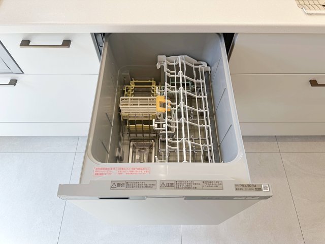 東区馬木6丁目 No.1のキッチン|4人から5人分の食器洗浄乾燥機☆
水道代の節約にもなり、家事の時短もできる優れ物です♪
スライド式で上から全体が見えるため食器の出し入れもスムーズです♪