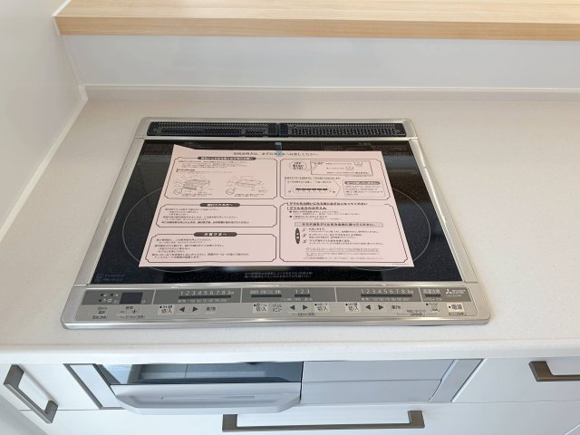 東区馬木6丁目 No.1のキッチン|IHクッキングヒーター☆
火が出ないために安全性も高いと考えられます。 さらに、安定した加熱管理制御が容易に行えるため、素材を均一に加熱する料理やスープなどの液体の加熱に適しています♪