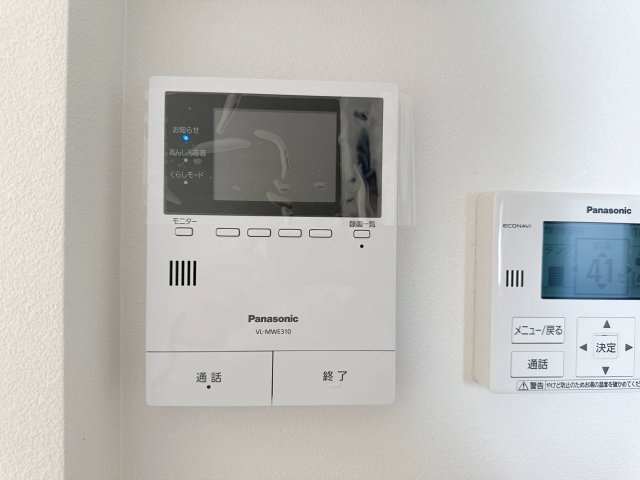 東区馬木6丁目 No.1の防犯設備|ドアホン☆
来客があったとき、室内からカメラやマイクを使って相手や用件を確認できます。相手を事前に確認することができ、訪問販売対策や防犯面でも役に立つアイテムです♪