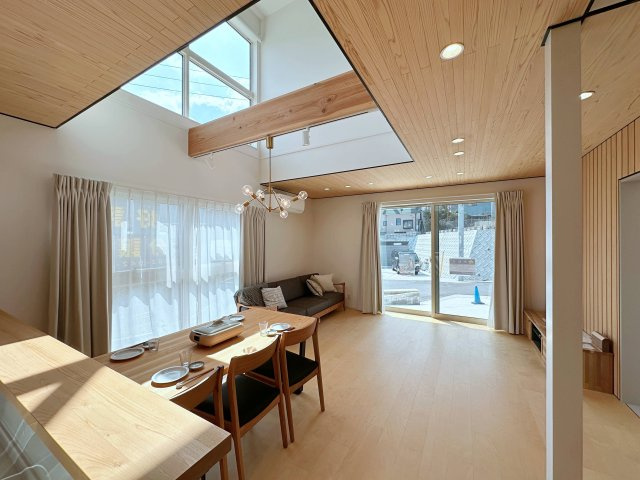 東区馬木6丁目 No.1の居間・リビング|(No.1)リビングのソファ、ダイニングテーブルセット、TV台など家具家電付きの住宅です♪