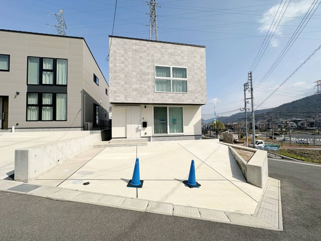 東区馬木6丁目 No.1の駐車場|車は並列3台駐車可能☆
広々とした駐車スペースは来客時なども安心なので気軽に家族や友人を招くことができます♪