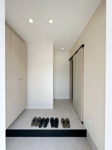 東区馬木6丁目 No.1の玄関|玄関ホールは開放的でとても明るいです♪