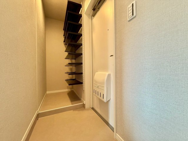 朝日プラザ代々木山手の玄関|玄関横にはシューズボックスがついているため、片付いた玄関がキープできます！