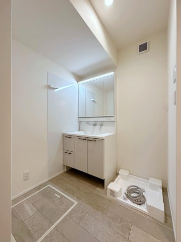 東区馬木6丁目No.7の洗面所|タカラスタンダードのシャワー付き洗面化粧台☆
三面鏡タイプで使いやすくなっています♪
マグネットサイドパネルも設置済み！