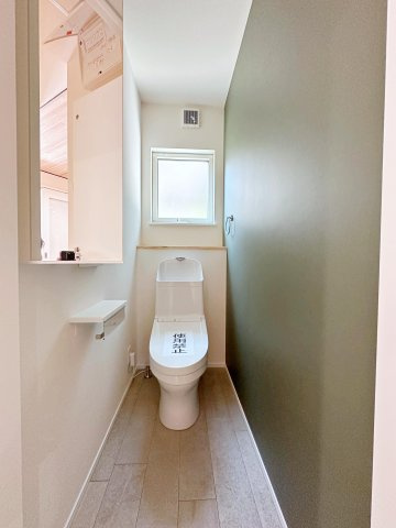 東区馬木6丁目No.7のトイレ|収納付きの1階ウォシュレットトイレ☆
フチレスタイプでお掃除も簡単です！