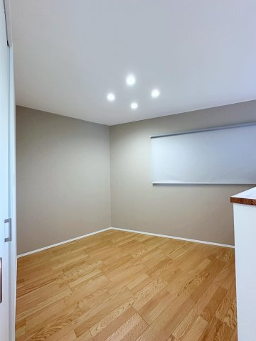 東区馬木6丁目No.7の内装|2階ユーテリティホール☆
セカンドリビングとしても活用できるゆとりある空間で、LDKの吹き抜けと大きな窓が開放感を作り出しています♪