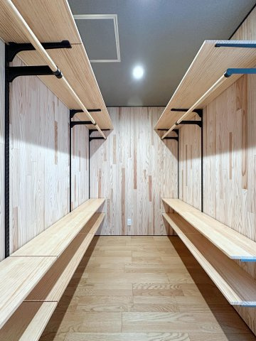 東区馬木6丁目No.7の収納|2階主寝室のウォークインクローゼット☆
可動棚で好きな高さに調整可能です♪