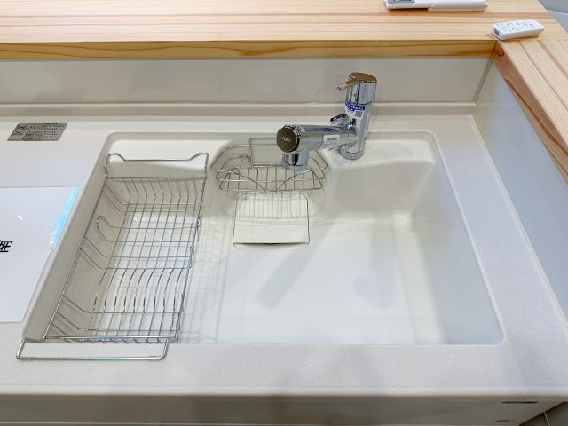 東区馬木6丁目No.7のキッチン|浄水機能付き水栓に人造大理石シンク☆
人造大理石のためシンクに水垢や汚れが付きにくく、いつも綺麗なキッチンになります♪