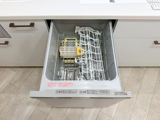 東区馬木6丁目No.7のキッチン|4人から5人分の食器洗浄乾燥機☆
水道代の節約にもなり、家事の時短もできる優れ物です♪
スライド式で上から全体が見えるため食器の出し入れもスムーズです♪