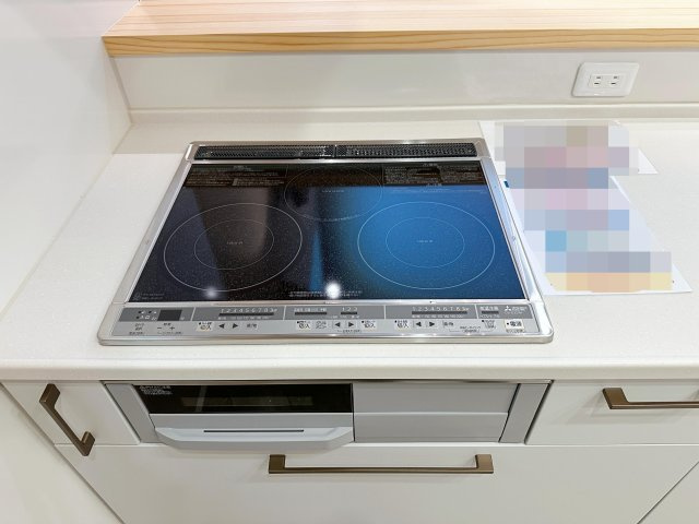 東区馬木6丁目No.7のキッチン|IHクッキングヒーター☆
火が出ないために安全性も高いと考えられます。 さらに、安定した加熱管理制御が容易に行えるため、素材を均一に加熱する料理やスープなどの液体の加熱に適しています♪
