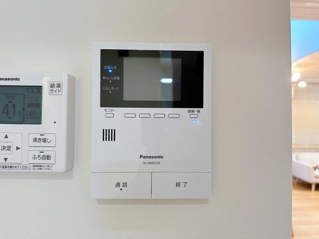 東区馬木6丁目No.7の防犯設備|ドアホン☆
来客があったとき、室内からカメラやマイクを使って相手や用件を確認できます。相手を事前に確認することができ、訪問販売対策や防犯面でも役に立つアイテムです♪