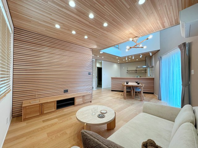 東区馬木6丁目No.7の居間・リビング|約20帖の吹き抜けのあるリビング☆
吹き抜けにある大きな窓からしっかりと陽が入りとても明るいです。 
加工された木材で飾られた壁はアクセントもあり落ち着きを感じられます。