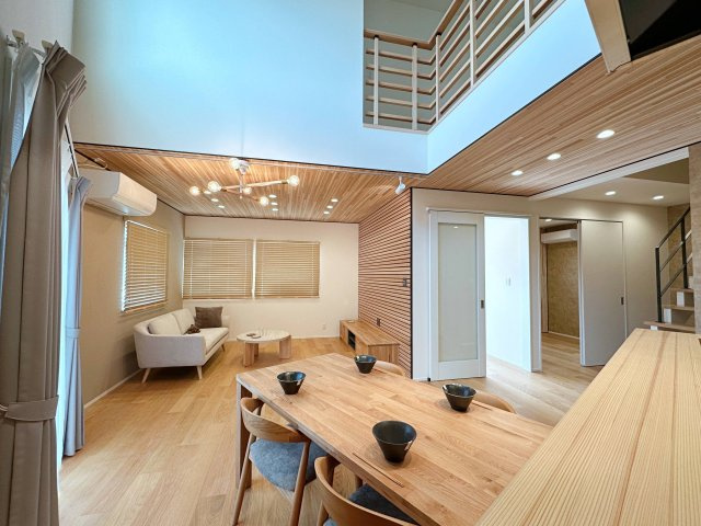 東区馬木6丁目No.7の居間・リビング|約20帖の吹き抜けのあるリビング☆
写真内の家具は全てプレゼント可能です♪