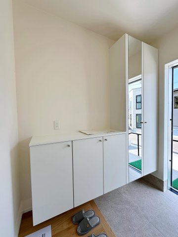 東区馬木6丁目No.7の玄関|姿見付きシューズボックス☆
大容量のためたくさん靴を収納できます♪