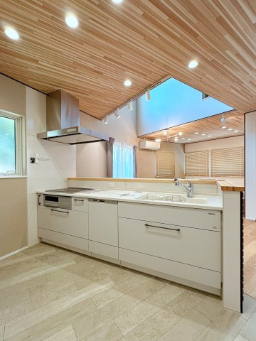 東区馬木6丁目No.7のキッチン|タカラスタンダードのシステムキッチン☆
マグネットパネルやコンセントも設置してあり、利便性にこだわったキッチンです♪