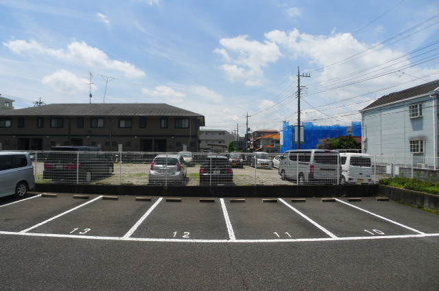 ファミール南流山の駐車場