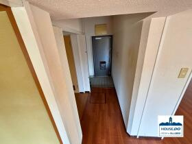 LDK約17帖の1LDK南向き住戸！平和が丘住宅二号棟のその他|LDKから見た玄関方向の様子