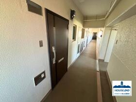 LDK約17帖の1LDK南向き住戸！平和が丘住宅二号棟のその他共用部分|共用通路に面した玄関の様子