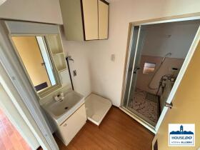 LDK約17帖の1LDK南向き住戸！平和が丘住宅二号棟の洗面所|収納棚付きで、機能的な洗面・脱衣スペースは、毎日のルーティーンも快適に
