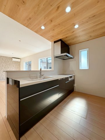 安佐南区安東5丁目のキッチン|人造大理石天板使用のシステムキッチン☆
人造大理石天板は水垢が付きにくく汚れが落ちやすいのでお手入れも簡単です♪