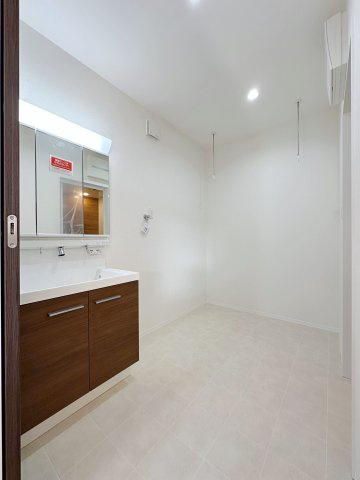 安佐南区安東5丁目の独立洗面台|シャワー付き洗面化粧台☆
広々としたスペースでランドリースペースとしても活用できます♪