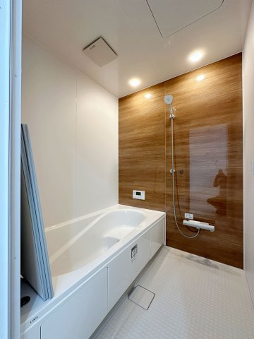 安佐南区安東5丁目の浴室|1坪タイプの浴室☆
ユニットバスは、気密性にも優れています。そのため、冬場でもお湯が冷めにくく、暖かい空間を維持することができます。