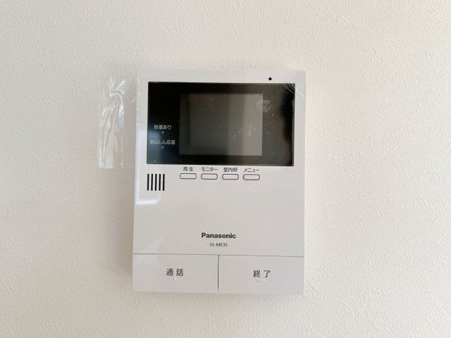 安佐南区安東5丁目の防犯設備|ドアホン☆
来客があったとき、室内からカメラやマイクを使って相手や用件を確認できます。
相手を事前に確認することができ、訪問販売対策や防犯面でも役に立つアイテムです♪