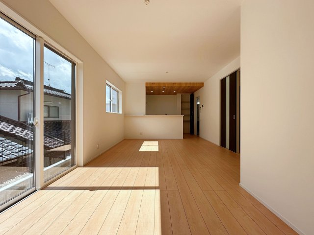 安佐南区安東5丁目の居間・リビング|16.8帖の広々としたリビング☆
完成済のため365日ご案内可能♪
「今日見たい」にも対応します！