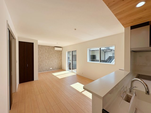 安佐南区安東5丁目の居間・リビング|16.8帖の広々としたリビング☆
キッチンからはリビング全体を見渡すことができます♪