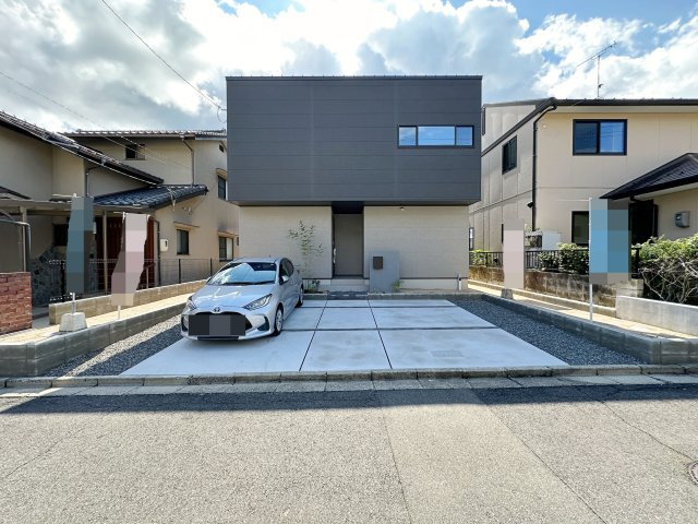 安佐南区安東5丁目の駐車場|並列4台駐車可能☆
広々とした駐車スペースは来客時なども安心なので気軽に家族や友人を招くことができます♪