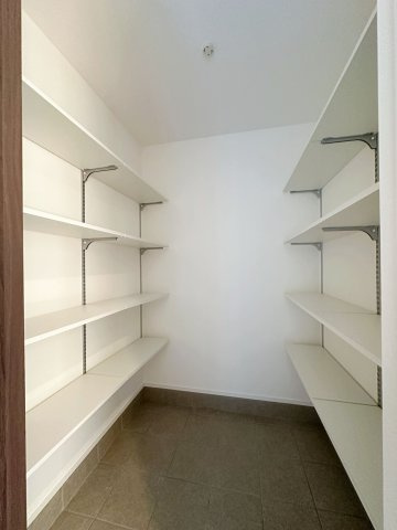 安佐南区安東5丁目の収納|シューズインクローク☆
可動棚で好きな高さに調整可能！靴だけでなく外で使う用具やお子様のおもちゃなども帰ってきてそのまま収納することができます♪