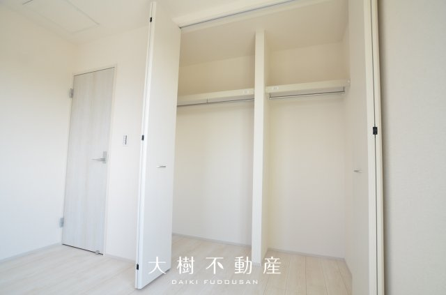 【洋室】 | 海老名市国分寺台5丁目　新築戸建て　全１棟【仲介手数料無料】 | 2階　洋室1（7.0帖）クローゼット