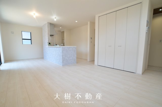 【居間・リビング】 | 海老名市国分寺台5丁目　新築戸建て　全１棟【仲介手数料無料】 | 宅地建物取引士による不動産のご説明・現地のご案内、住宅金融普及協会住宅ローンアドバイザーが住宅ローンのアドバイスから融資実行までのお手伝いをしっかりサポートします♪