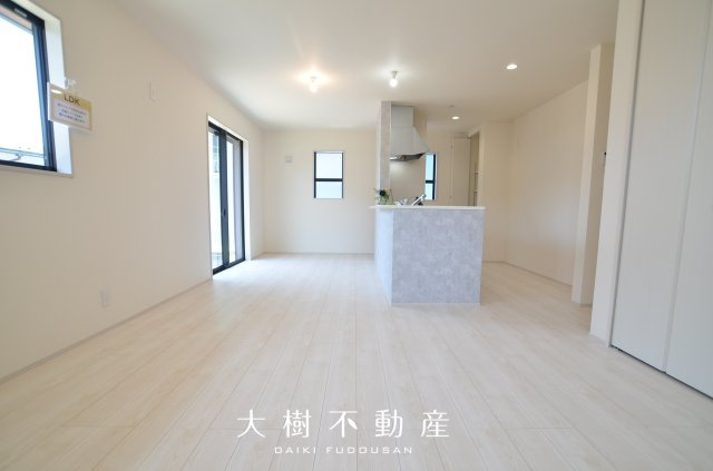 【居間・リビング】 | 海老名市国分寺台5丁目　新築戸建て　全１棟【仲介手数料無料】