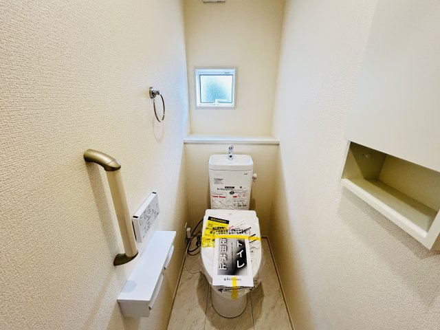 新築　伊勢崎市豊城町　Blooming　Garden　1号棟のトイレ|現地写真　節水タイプのウォシュレット付きトイレ、水道料節約に一役買います！							
