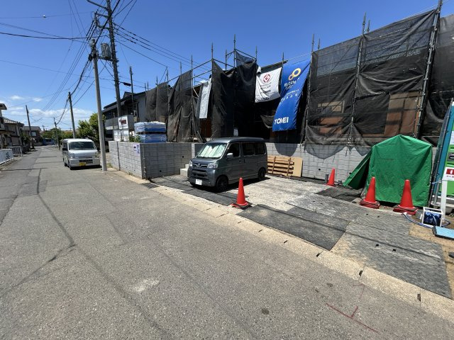 新築　伊勢崎市豊城町　Blooming　Garden　1号棟の前面道路含む現地写真|現地写真　南側接道幅員約6ｍ　西側接道幅員約3.8ｍ	