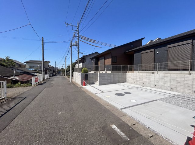 新築　伊勢崎市豊城町　Blooming　Garden　1号棟の前面道路含む現地写真|現地写真　南側接道幅員約6ｍ　西側接道幅員約3.8ｍ	