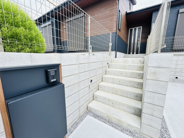 新築　伊勢崎市豊城町　Blooming　Garden　1号棟の玄関|現地写真　TVモニター付きドアホンでセキュリティも安心です！
