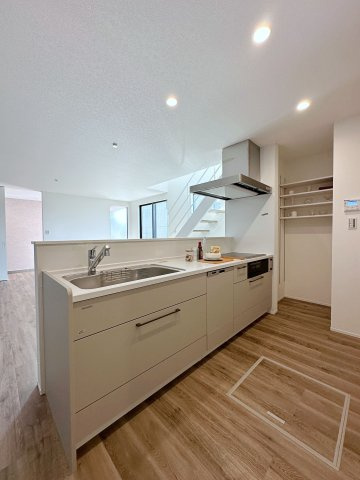 東区戸坂山根2丁目のキッチン|人造大理石天板使用のシステムキッチン☆
人造大理石天板は水垢が付きにくく汚れが落ちやすいのでお手入れも楽ちんです♪