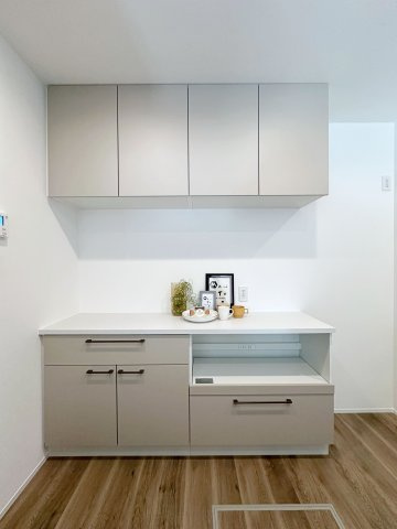 東区戸坂山根2丁目の収納|収納力のある大型カップボード☆
備え付けのため耐震性が高く地震の際にも倒れてくる心配はありません♪
キッチンと同じカラーリングのため統一感もあります！