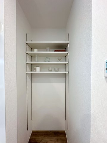 東区戸坂山根2丁目の収納|キッチンパントリー☆
食材のストックやゴミ箱を隠しておくのに便利です♪