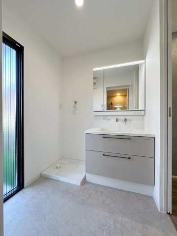 東区戸坂山根2丁目の洗面所|シャワー付き洗面化粧台☆
脱衣所も広々としており、室内物干しも付いているのでランドリールームとしても活躍します♪