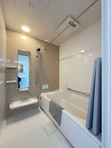 東区戸坂山根2丁目の浴室|1坪タイプの浴室☆
ユニットバスは、気密性にも優れています。そのため、冬場でもお湯が冷めにくく、暖かい空間を維持することができます。