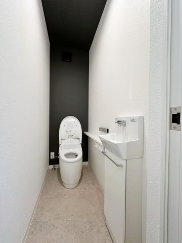 東区戸坂山根2丁目のトイレ|1階ウォシュレットトイレ☆
自動開閉機能付きのタンクレスタイプで手洗いも設置済みです♪