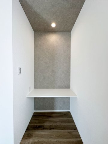 東区戸坂山根2丁目の寝室|主寝室に設置されたカウンタースペース☆
リモートワークや家計簿整理、奥様のドレッサーなどに活用いただけます♪