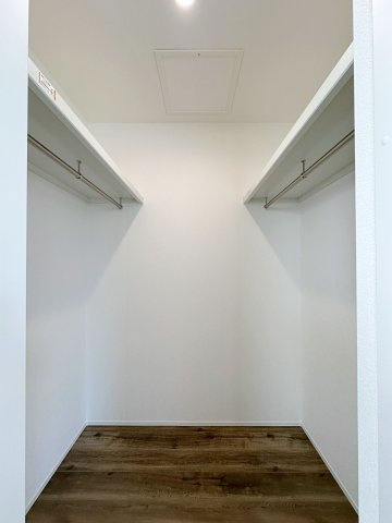 東区戸坂山根2丁目の寝室|全居室収納☆
8.2帖主寝室はたくさん収納できるウォークインクローゼットです♪