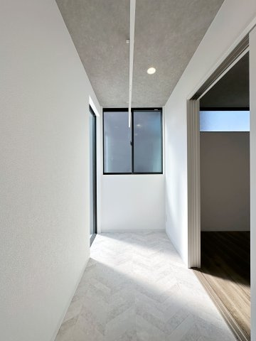 東区戸坂山根2丁目のバルコニー|大人気のサンルーム☆
天気や花粉、虫などを気にせずに洗濯物が干せます♪