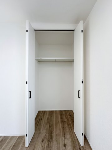 東区戸坂山根2丁目の収納|全居室収納☆
5.3帖洋室のクローゼットです♪