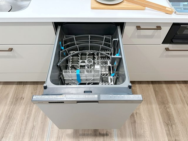 東区戸坂山根2丁目のキッチン|4人から5人分の食器洗浄乾燥機☆
水道代の節約にもなり、家事の時短もできる優れ物です♪
スライド式で上から全体が見えるため食器の出し入れもスムーズです♪