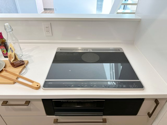 東区戸坂山根2丁目のキッチン|IHクッキングヒーター☆
火が出ないために安全性も高いと考えられます。 さらに、安定した加熱管理制御が容易に行えるため、素材を均一に加熱する料理やスープなどの液体の加熱に適しています♪
